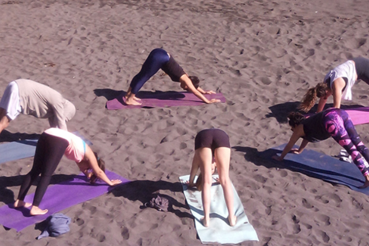 Clase de Vinyasa Yoga en la playa de Pichilemu (para 2 personas)