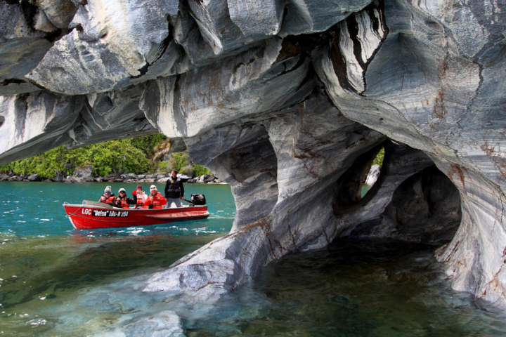 Santuario de la Naturaleza Capillas de Mármol en kayak