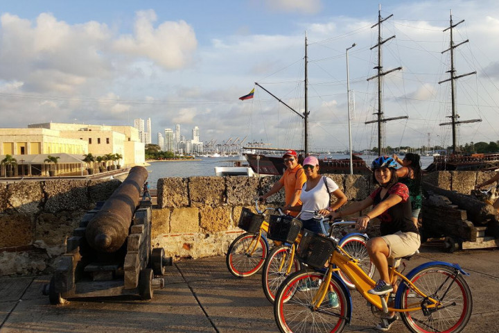 Navegación por la bahía de Cartagena al atardecer