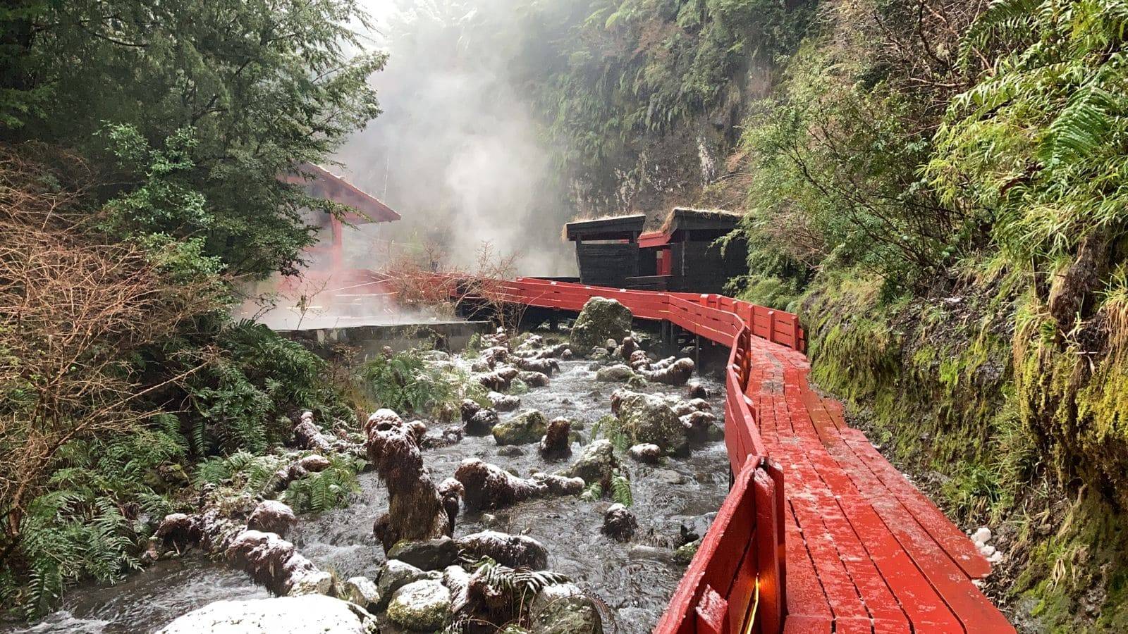 Termas geométricas desde Pucón
