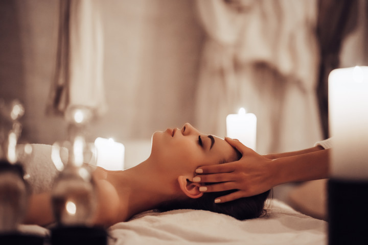 Masaje de relajación o descontracturante + facial / craneal