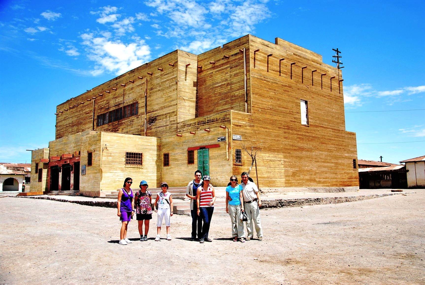 Tour a Humberstone y Geoglifos del Cerro Isla + Iquique histórico.