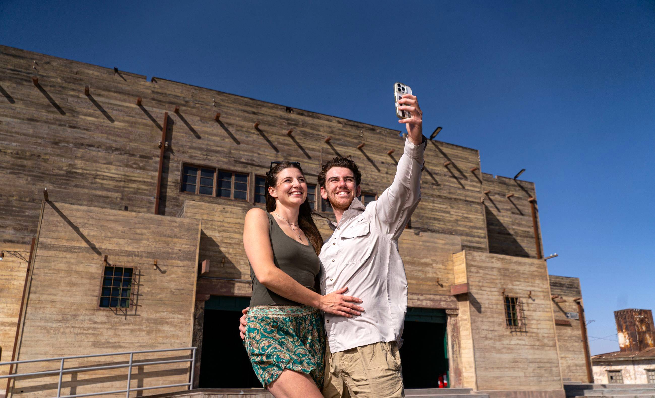 Tour a Humberstone y Geoglifos del Cerro Isla + Iquique histórico.