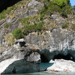 Descubre la majestuosidad de las Capillas de Mármol, la Laguna San Rafael y las Termas E. Pérez